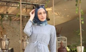 10 Perpaduan Cantik Gamis Abu-Abu Dan Jilbab
