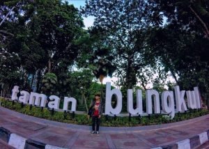 Asiknya Ngadem Di Taman Bungkul Surabaya