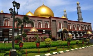 Indahnya Masjid Kubah Emas Di Depok, Bisa Menampung 20.000 Jemaah.