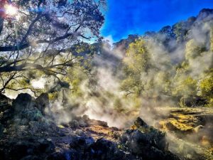 Nikmati Sensasi Berendam Air Hangat Di Kawah Rengganis, Bisa Bikin