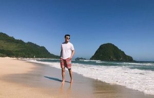 Surga Pecinta Surfing Di Pantai Pulau Merah
