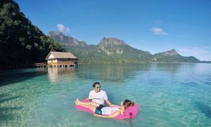 Bulan Madu Ke Pulau Ora? Coba 10 Referensi Paket Murah