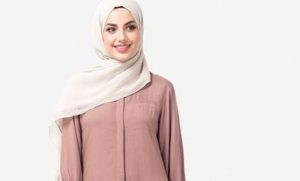 Ingin Tau Cara Memadukan Baju Cokelat Susu Dengan Jilbab? Simak